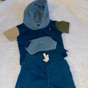 Baby gap short sleeve/short sweatsuit set size 0-3 months